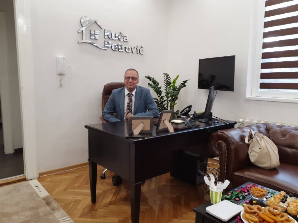 Kuća Petrović — rad u kancelariji